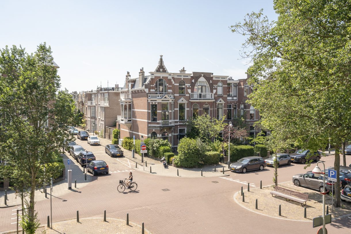 Te koop: Foto Appartement aan de Johan van Oldenbarneveltlaan 27D in 's-Gravenhage
